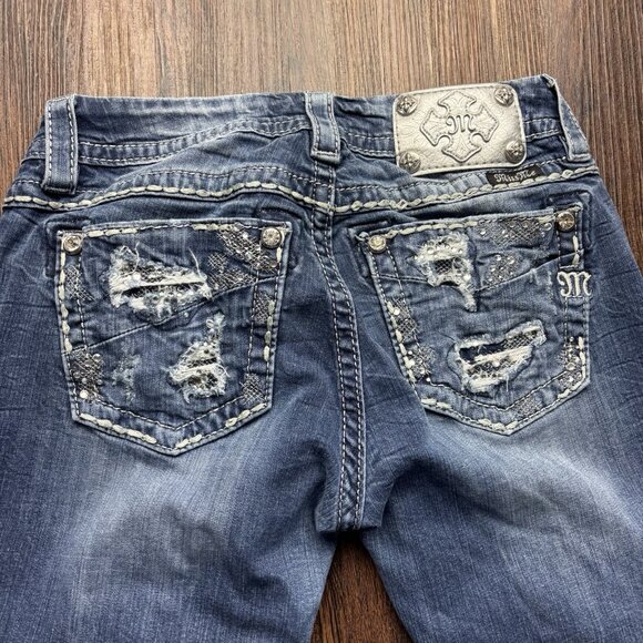 Miss Me Mid Rise Easy Boot Jeans Distressed Medium Wash Women’s Size 26 - Picture 4 of 10